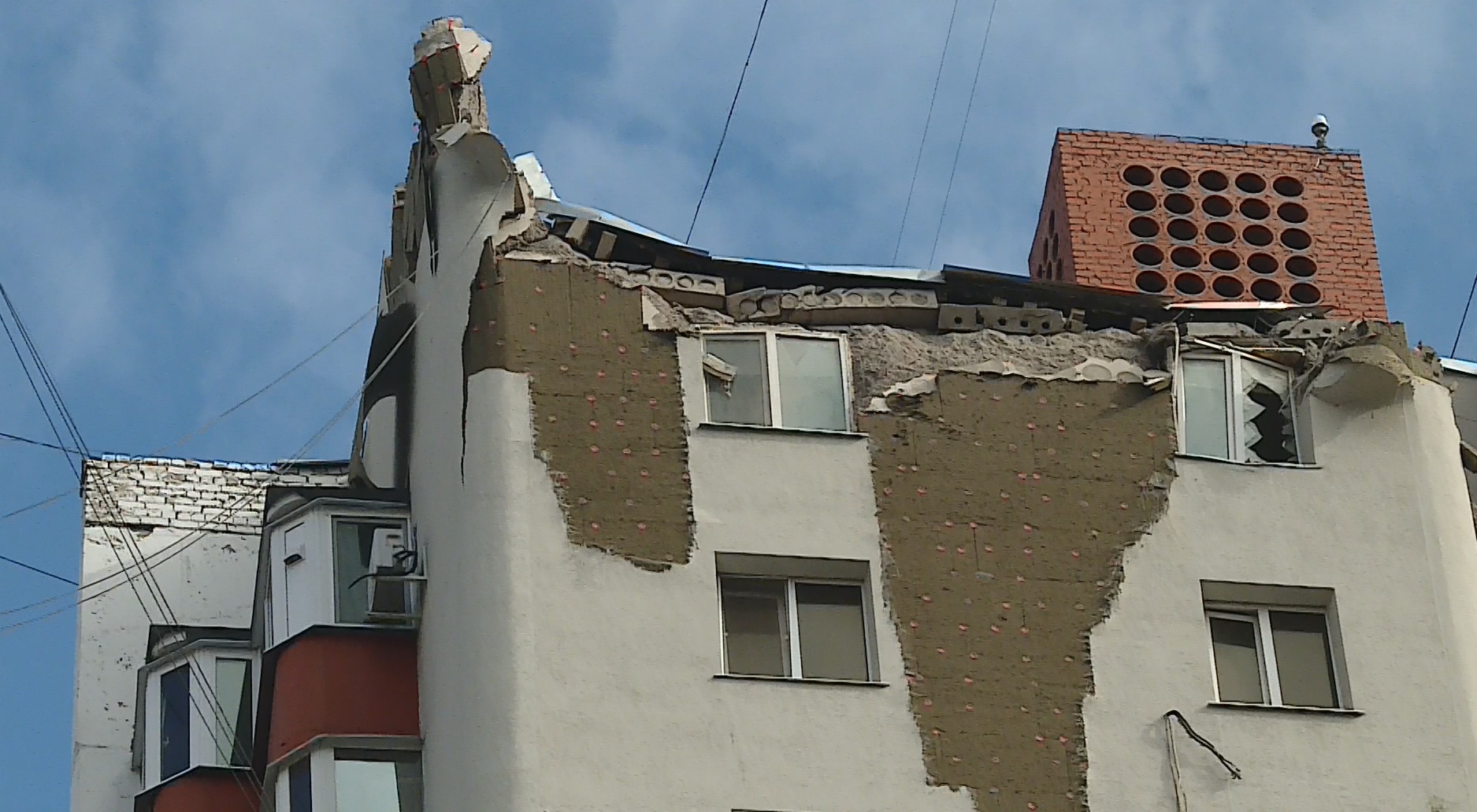 Нападение на белгородскую и курскую области. Разваливающийся дом. Обвал здания в Белгороде. Обрушилось здание. Белгород обрушение дома.