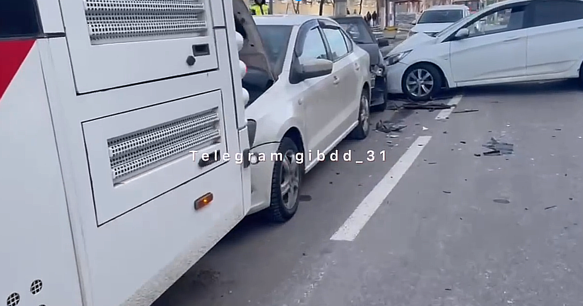 В Белгороде столкнулись четыре автомобиля и автобус